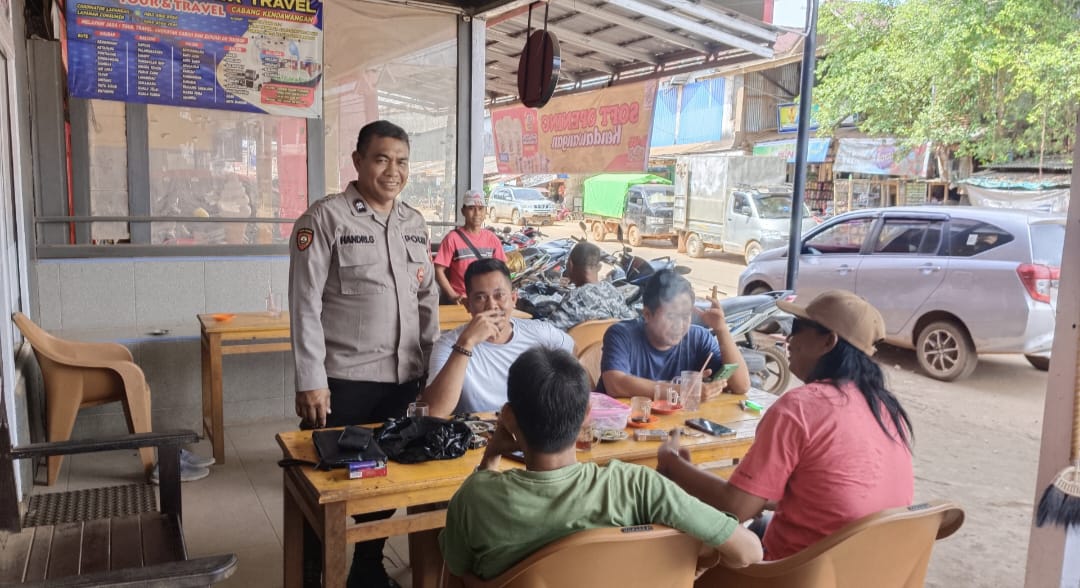 Kanit Samapta Polsek Kendawangan Laksanakan Patroli Rutin di Pasar, Imbau Warga Tingkatkan Kewaspadaan