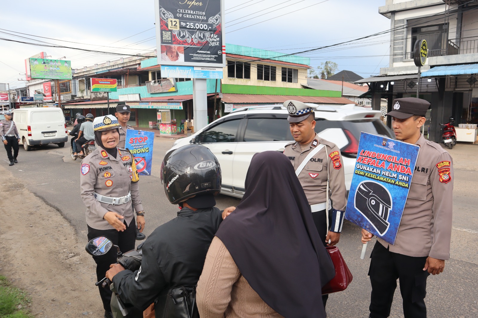 Sat Lantas Polres Labuhanbatu Ajak Pengendara Tertib Berlalulintas Lewat Pembagian Brosur Ops Zebra Toba 2025