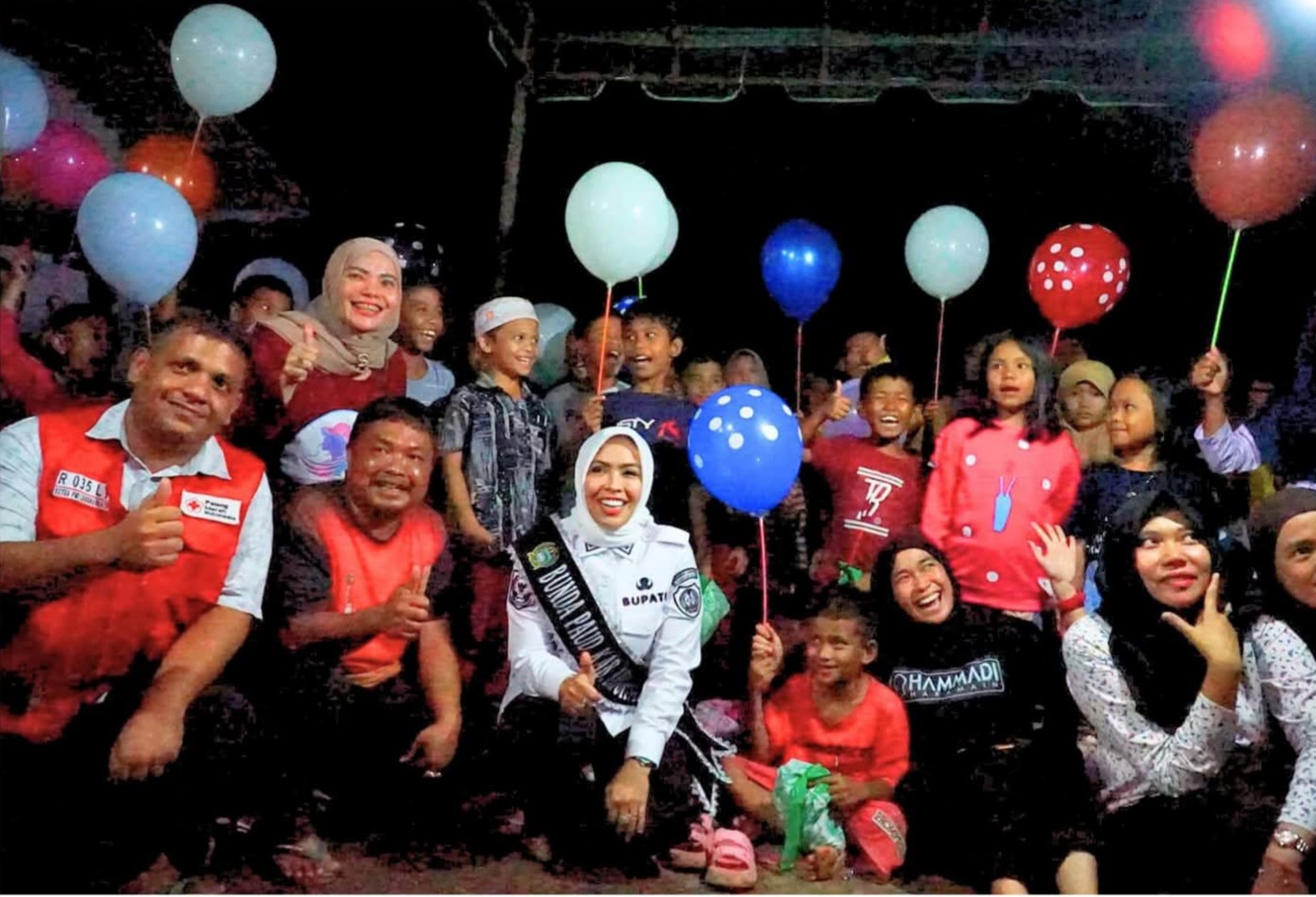 Bunda PAUD juga Bupati Labuhanbatu memberikan psikososial dan trauma healing kepada anak – anak yang terdampak banjir