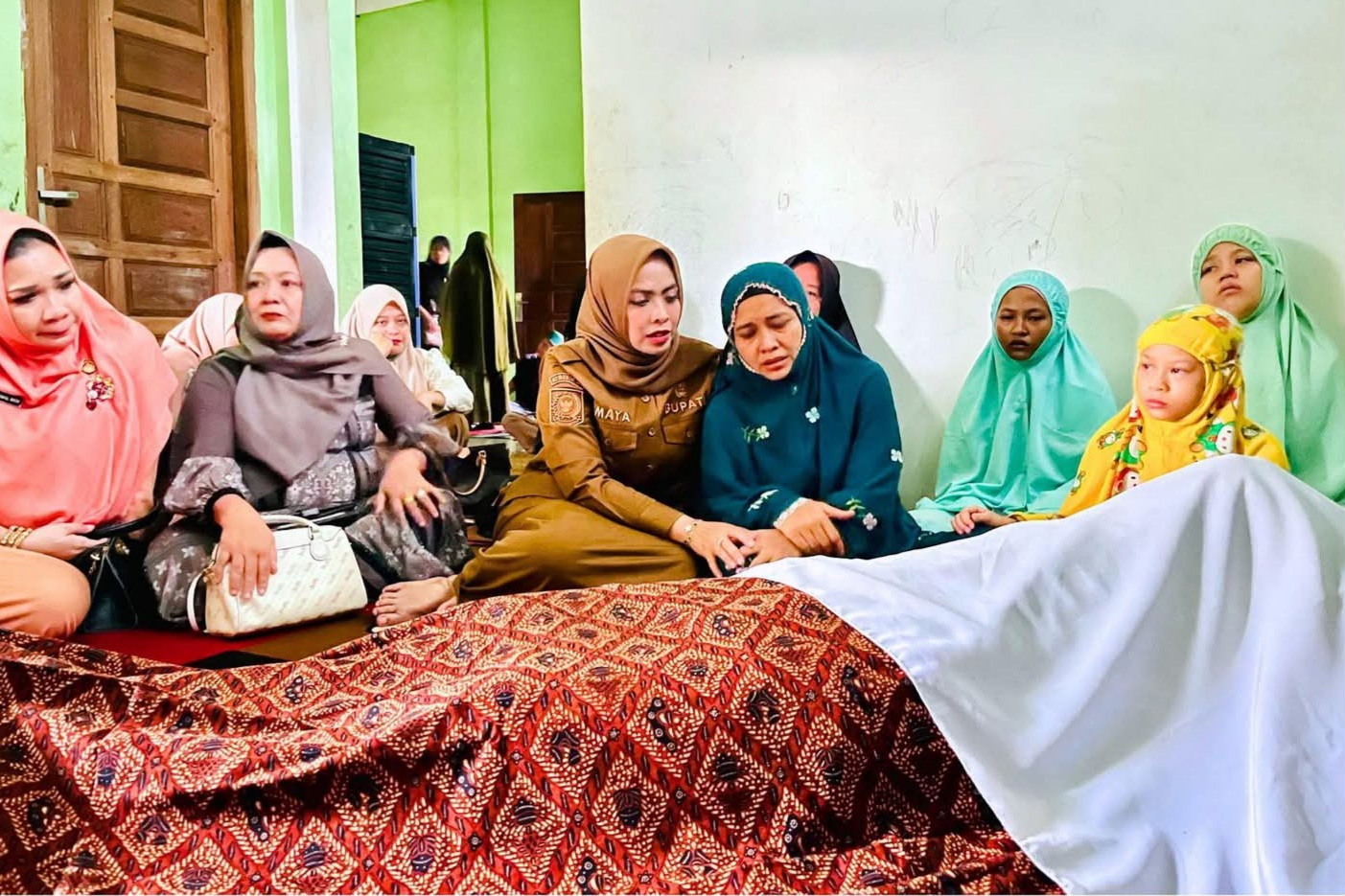 Bupati Labuhanbatu bertakziah ke rumah duka Alm Indra Sutan Harahap di Jalan H. Adam Malik