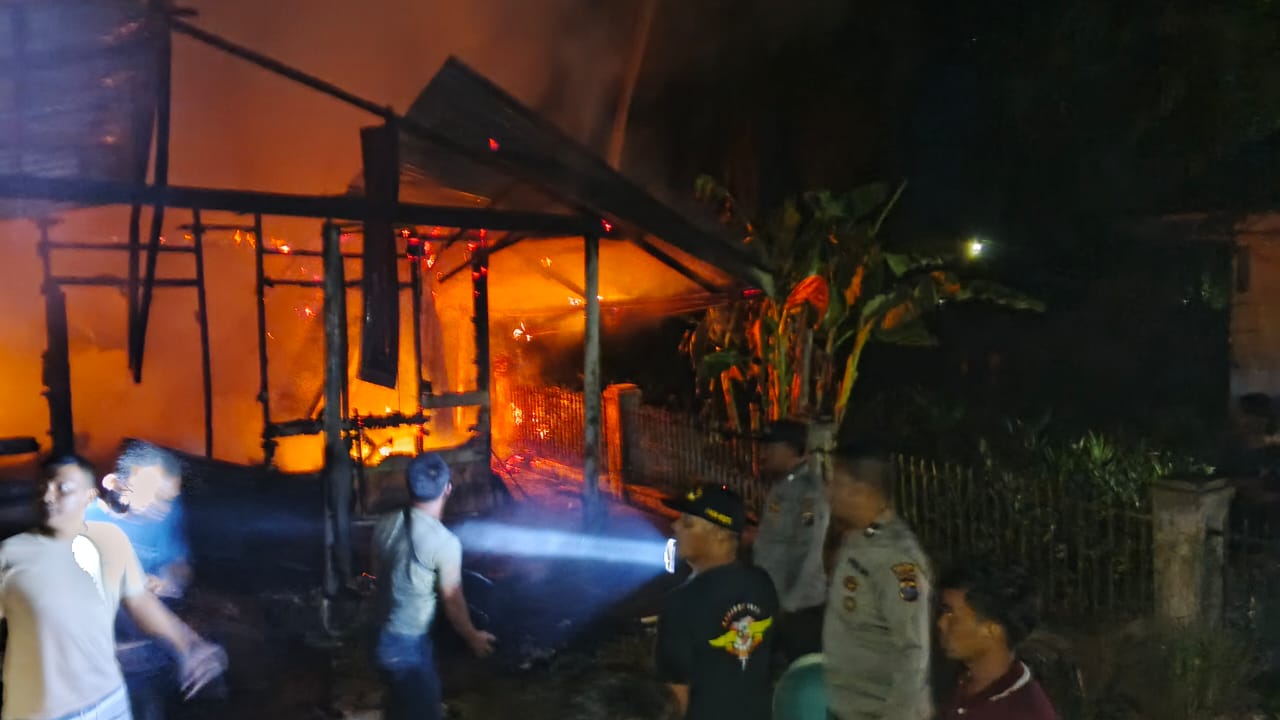 AKP Amlan Cek TKP Kebakaran Rumah Kontrakan, Dua Orang Ditemukan Meninggal Dunia