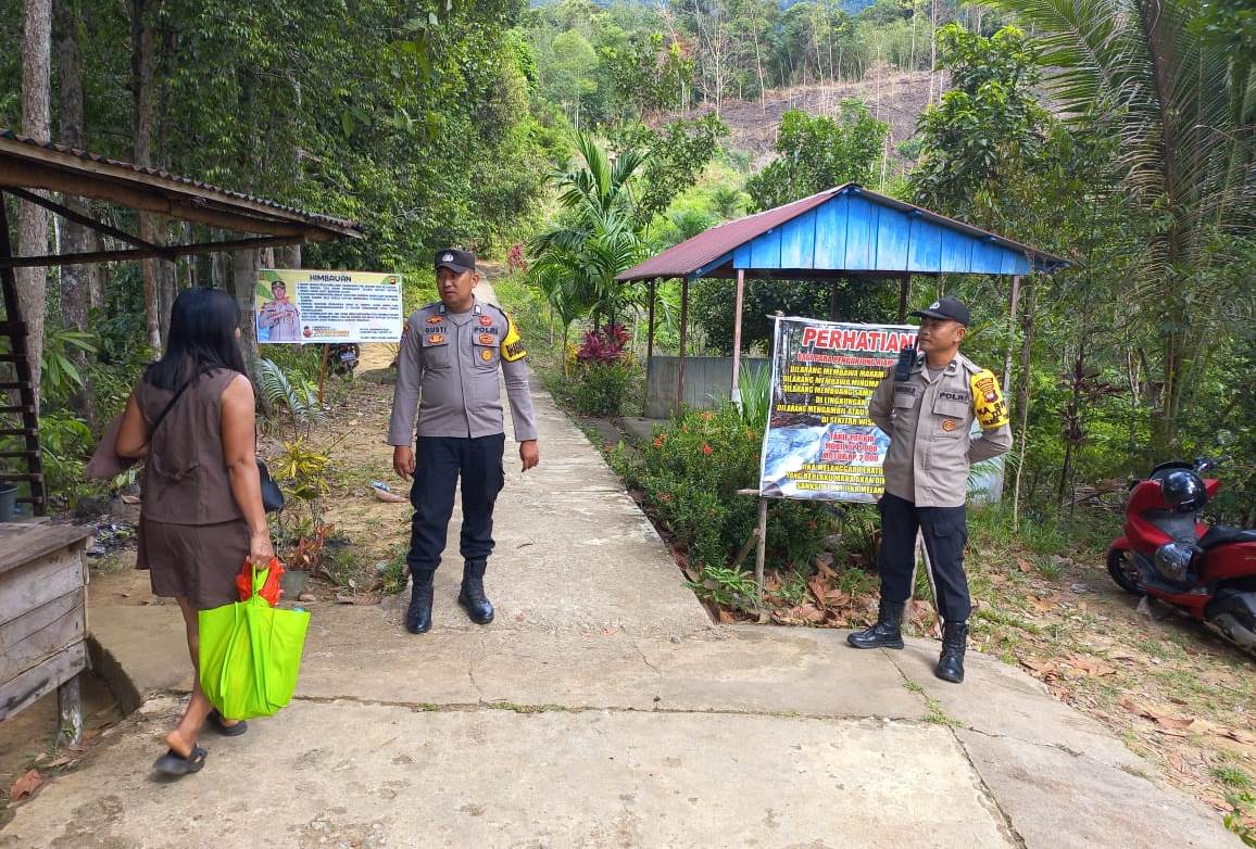 Libur Aman dan Nyaman, Polsek Toba Hadir di Wisata Riam Ensiling