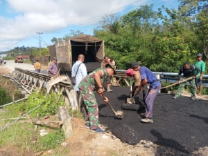 Tuntas, Kodim 1209/Bky dan Warga Rampungkan Pengaspalan Jembatan Sungai Ted