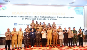 Bupati Labuhanbatu mengikuti Rakor Percepatan Rehabilitasi dan Rekonstruksi Pascabencana di Provinsi Sumatera Utara di Medan jalam di ponegoro