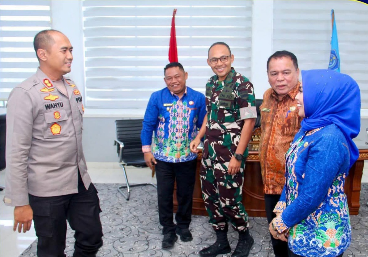 Bupati sambut kapolres Labuhanbatu dan Kodim 0209/LB di Ruang Kerja Kantor Bupati komplek Sekdakab.