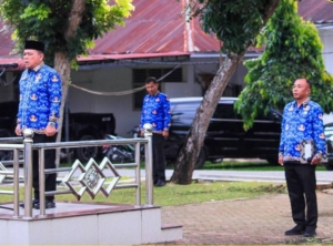 Sekda Labuhanbatu Ir. Hasan Heri Rambe memimpin Apel Gabungan Kelompok I sekaligus beri penghargaan di Lapangan BKPP