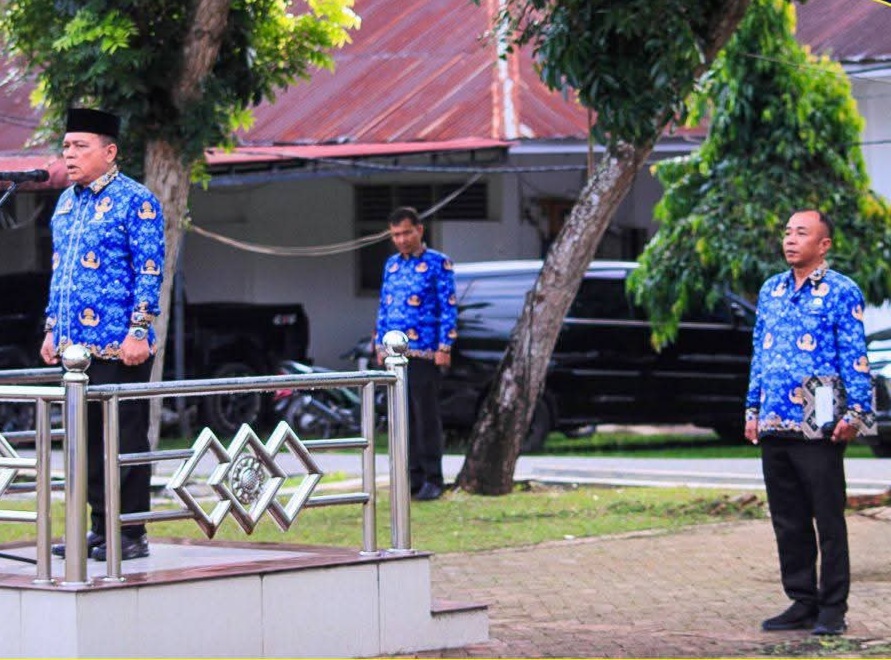 Sekda Labuhanbatu Ir. Hasan Heri Rambe memimpin Apel Gabungan Kelompok I sekaligus beri penghargaan di Lapangan BKPP
