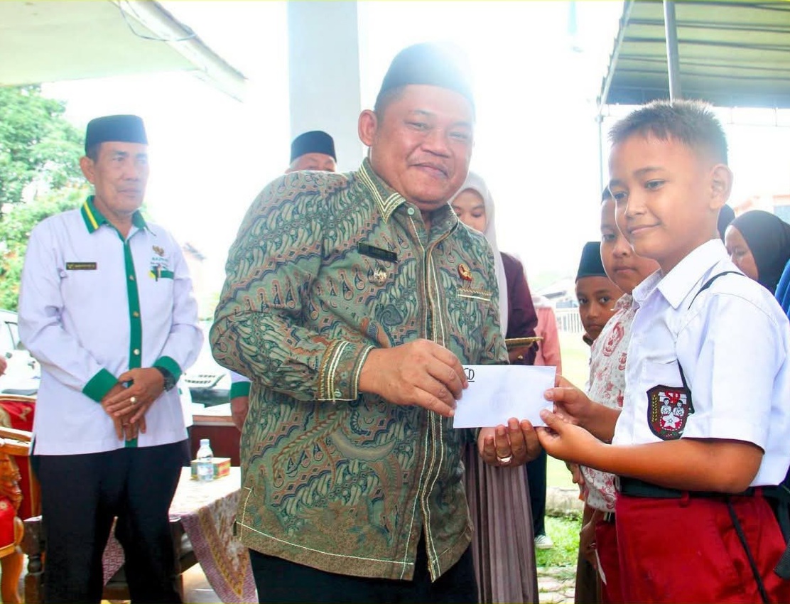 Wakil Bupati serahkan bantuan kepada Siswa/i Kurang Mampu dikantor Baznas Labuhanbatu