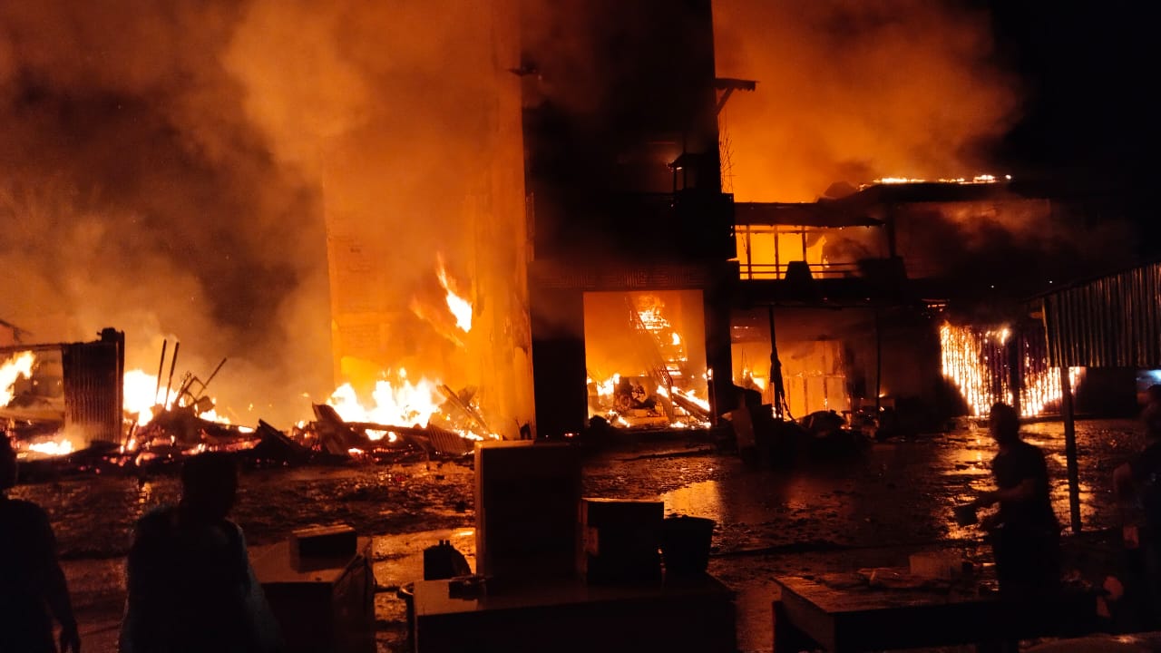 Respon Cepat Kodim 1209/Bengkayang Bersama Masyarakat Padamkan Kebakaran Rumah Warga