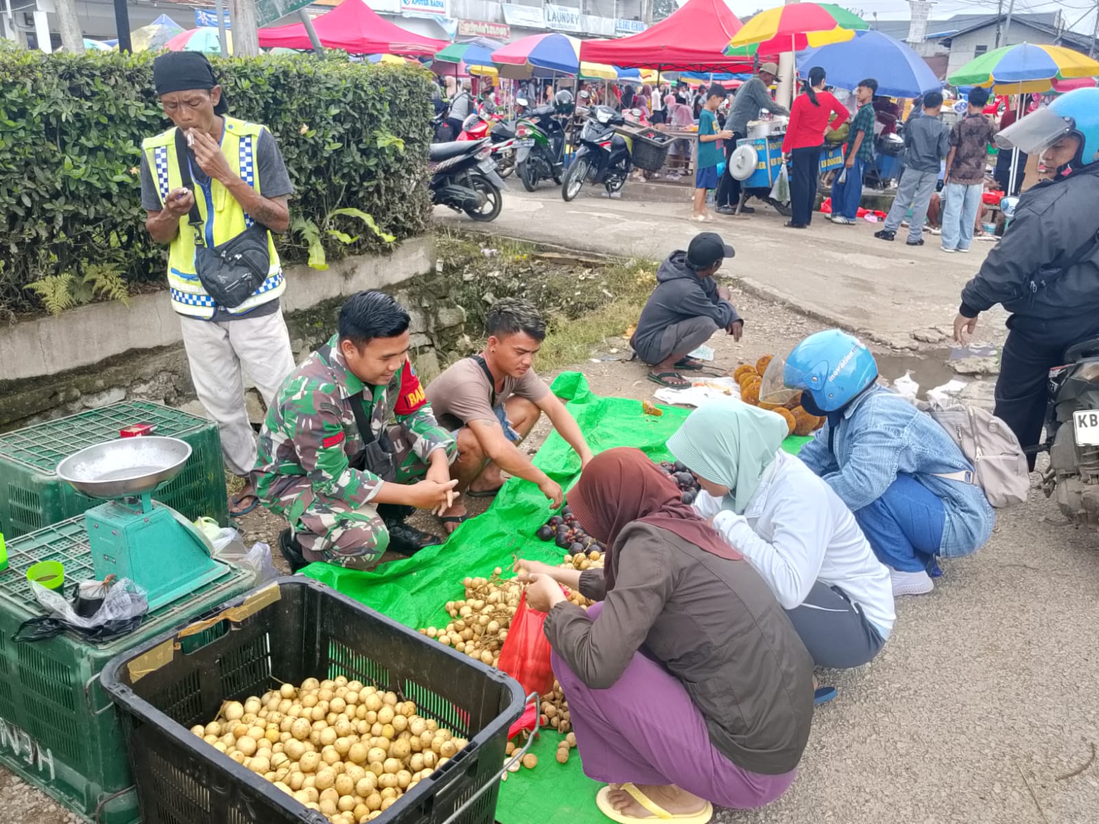 KORAMIL 1204-12/PARINDU MELAKSAKAN KOMSOS DI WILAYAH BINAAN DI PASAR KENARI
