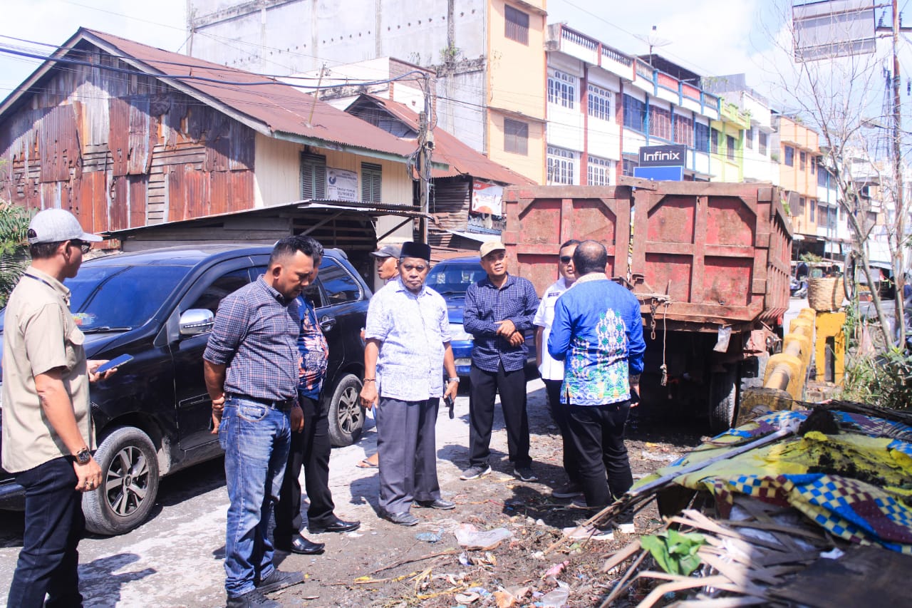 Wujudkan Labuhanbatu Bersih, DLH dan Unsur Muspika Pasang Spanduk Larangan Buang Sampah di Aek Nabara