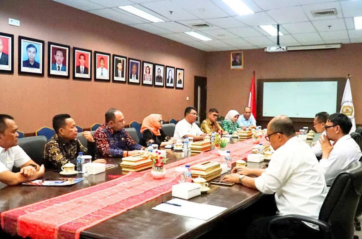 Bupati Labuhanbatu hadiri Rapapat LKPD tahun 2025 bersama BPK di jalan Imam Bonjol Medan