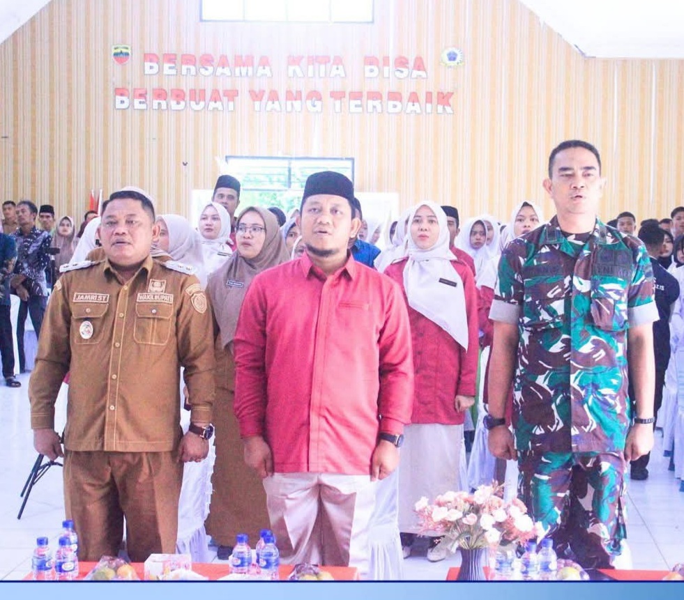 Wakil Bupati Labuhanbatu menghadiri prosesi Capping & Pinning Day Angkatan ke-V SMK Swasta Al-Azis  di Aula Abdi Karya Manunggal Kodim 0209/LB, Jalan Abdul Aziz