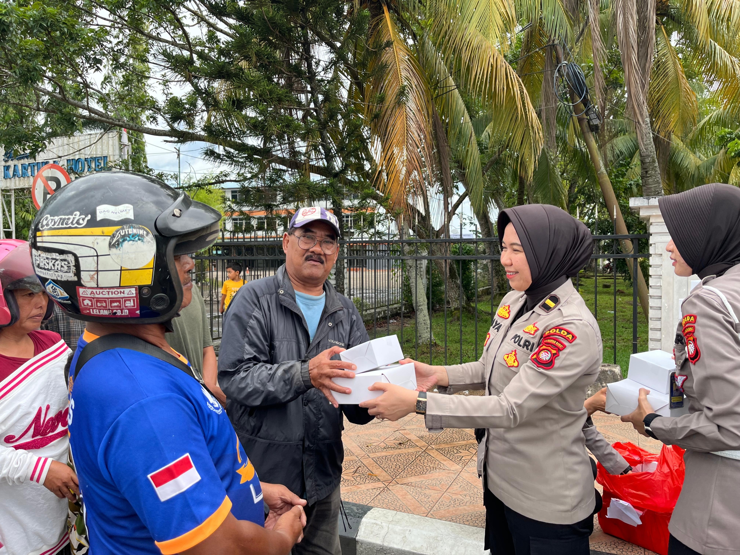 *Polwan Polda Kalbar Peduli, Takjil Gratis Disambut Hangat Warga Pontianak, di Bulan Ramadan*