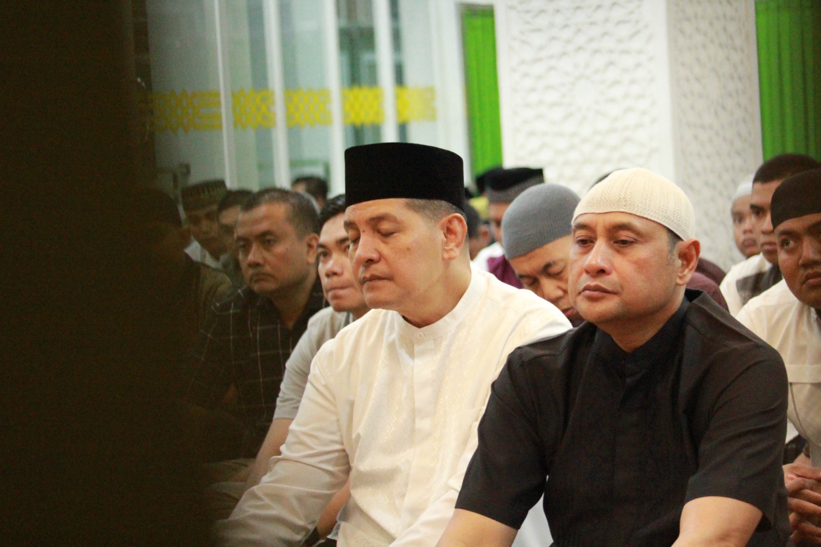 Kapolda Kalbar Mengajak Seluruh Personil Rutin Sholat Tarawih Berjamaah di Masjid Annur Polda Kalbar dalam Meningkatkan Keimanan dan Ketaqwaan Dimomen Ramadhan