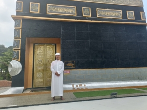 Dedi Irawan terima Paket Umbroh Tahun 2026 dari Mesjid Replika Ka’bah Aek Nabara.