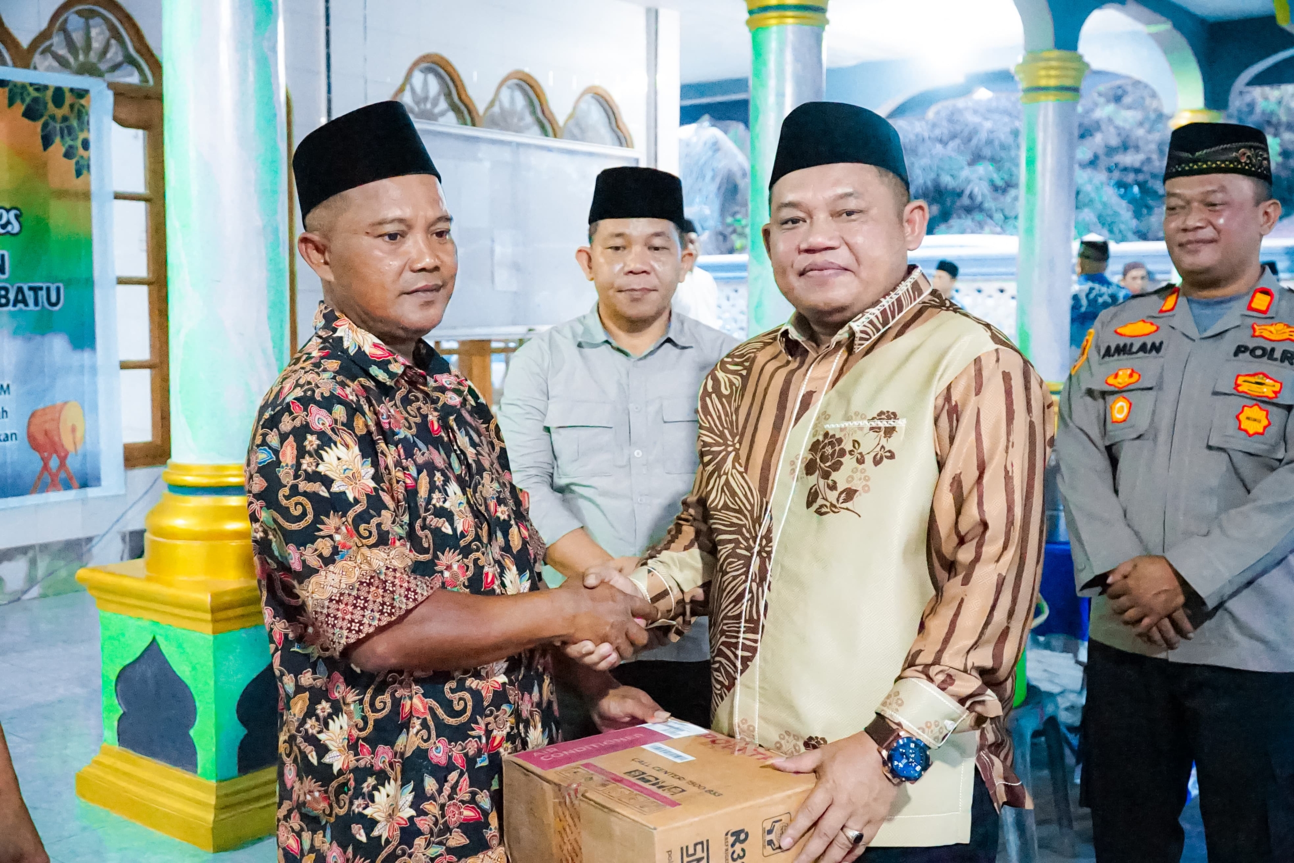 Safari Ramadhan di Kecamatan Panai Hulu, Wabup Labuhanbatu Serahkan Bantuan 50 Paket Sembako