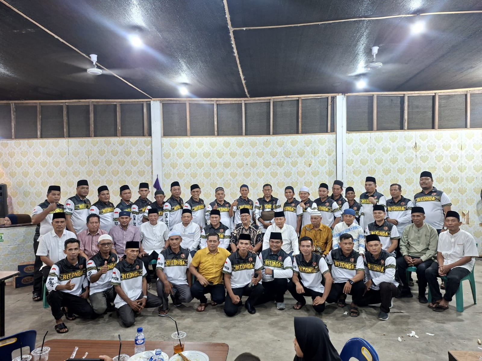Menjalin kebersamaan dan kekeluargaan GM-PRDB Gelar  buka puasa bersama sekaligus santuni.Anak Yatim/piatu di RM Lembur Guring Rantauprapat .