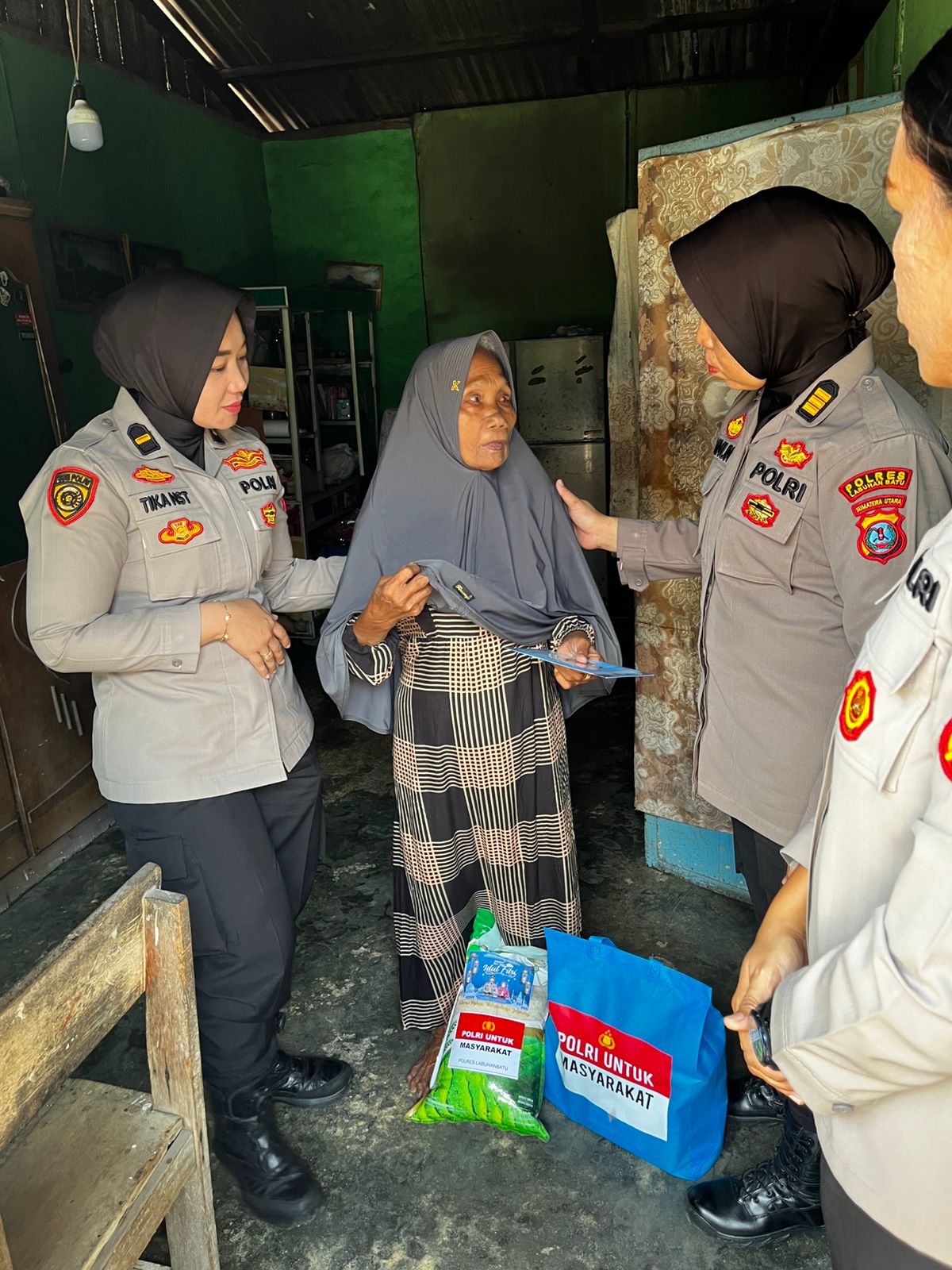 Polres Labuhanbatu Salurkan Bansos kepada Kaum Duafa dalam Program Polri Untuk Masyarakat