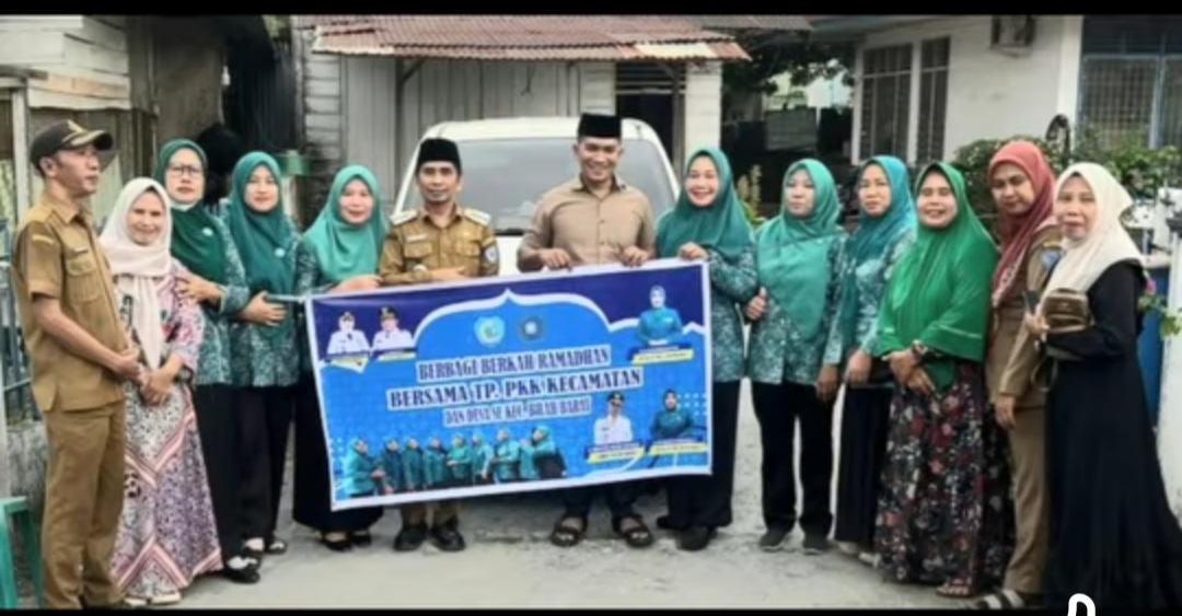 Camat bersama ketua TP PKK Bilah Barat berbagi Takjil pada Masyarakat