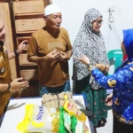 Bupati Labuhanbatu di dampingi OPD Dinas Sosial dan Dua Camat sambangi ke  Rumah duks di padang matinggi dan Aek Nabara salurkan bantuan