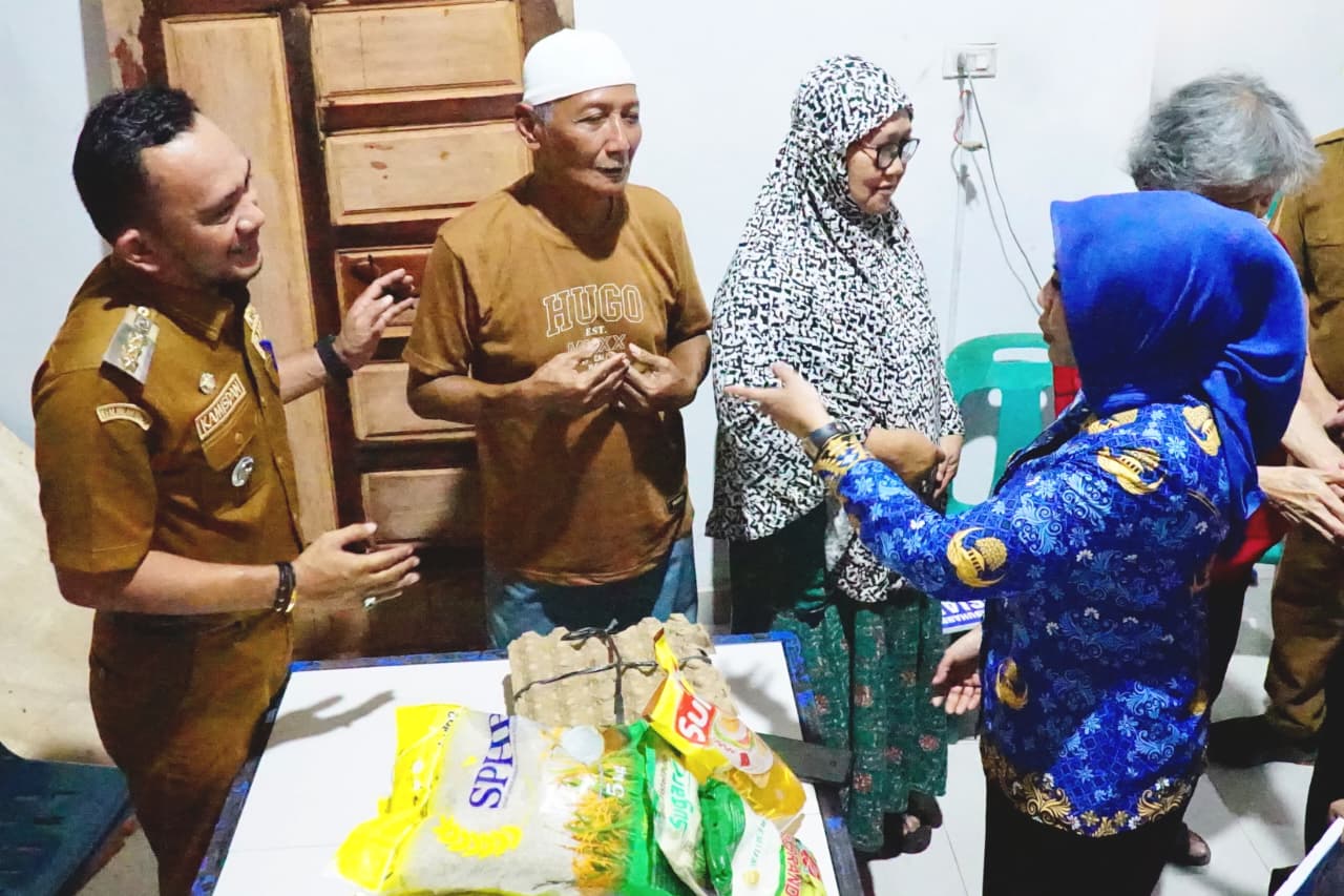 Bupati Labuhanbatu di dampingi OPD Dinas Sosial dan Dua Camat sambangi ke  Rumah duks di padang matinggi dan Aek Nabara salurkan bantuan
