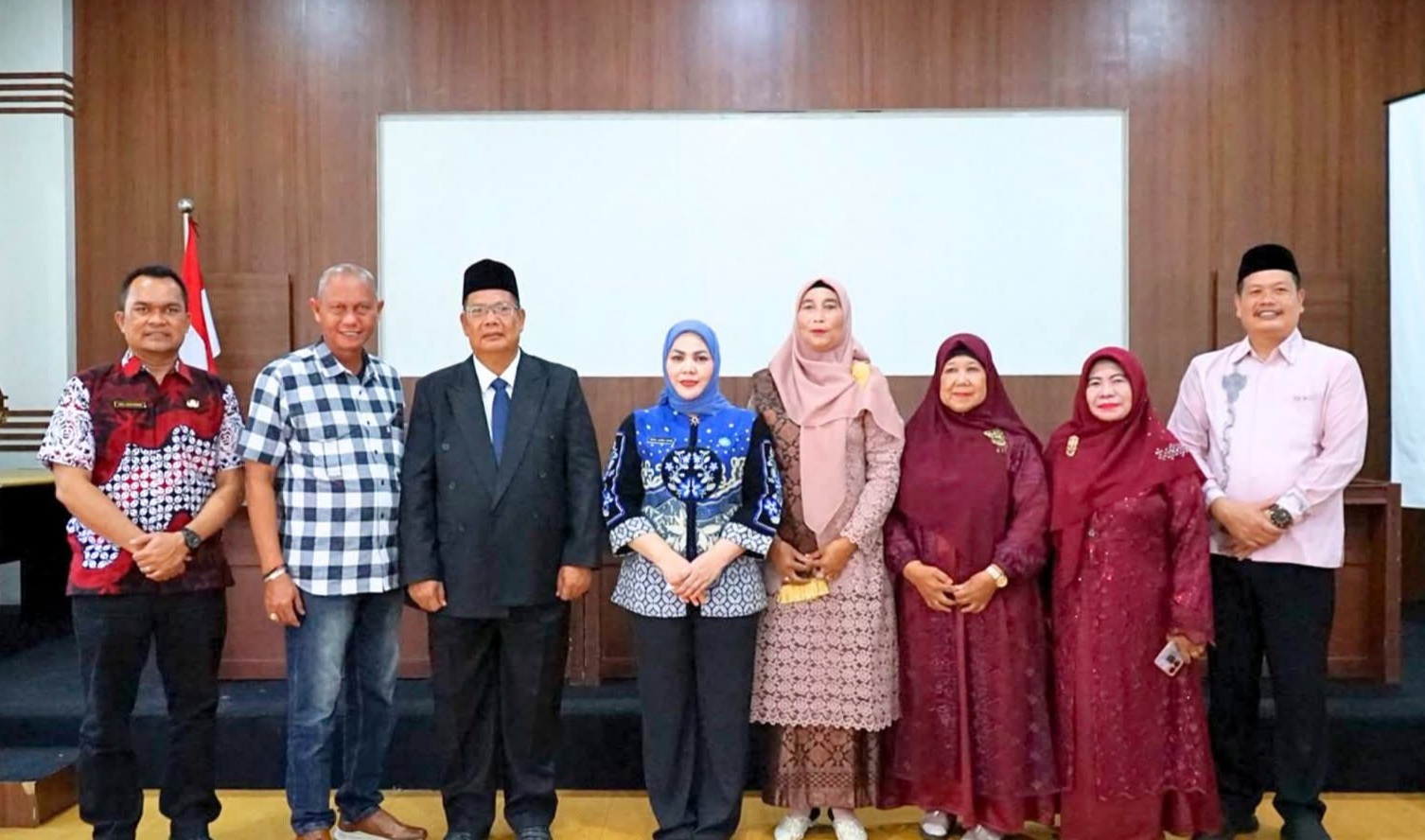 Ny. Wan Juma Sari Dewi Jamri, secara resmi melantik Ir. Manor Ritonga sebagai Kepala Sekolah SMK Swasta Pemda Rantauprapat.