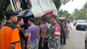 Babinsa Koramil 1204-01/kapuas Pantau Kecelakaan Lalu Lintas di jl lintas Kalimantan poros tengah dsn penyeladi 