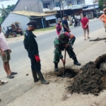 Cegah Banjir Sejak Dini, Babinsa bersama masyarakat Kelurahan Pasiran Gelar Kerja Bhakti Bersihkan Drainase