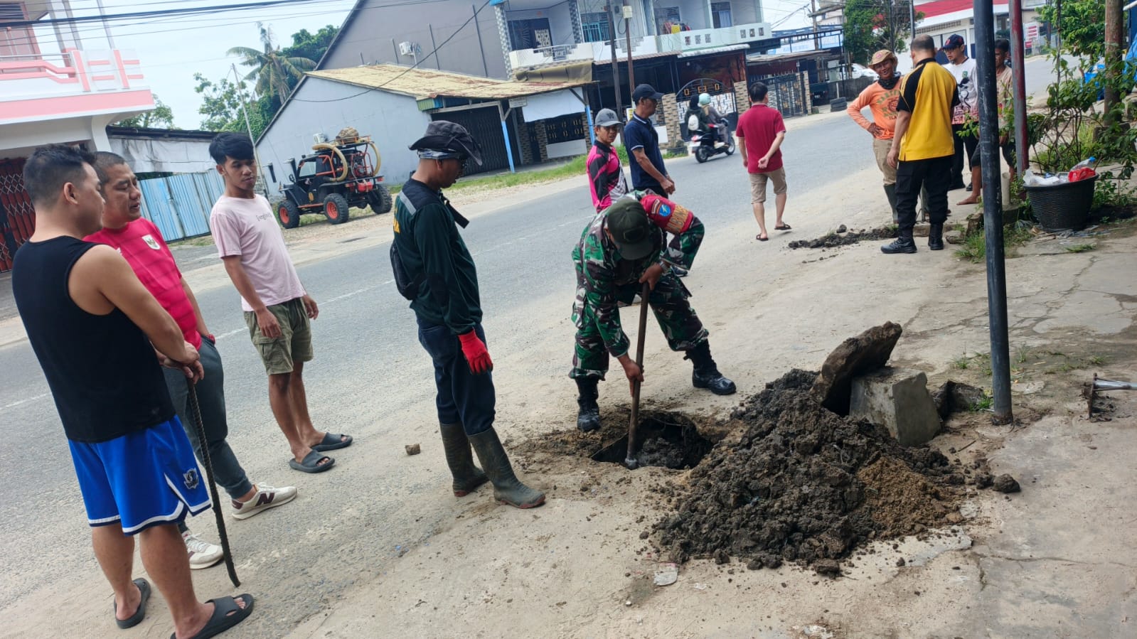 Cegah Banjir Sejak Dini, Babinsa bersama masyarakat Kelurahan Pasiran Gelar Kerja Bhakti Bersihkan Drainase