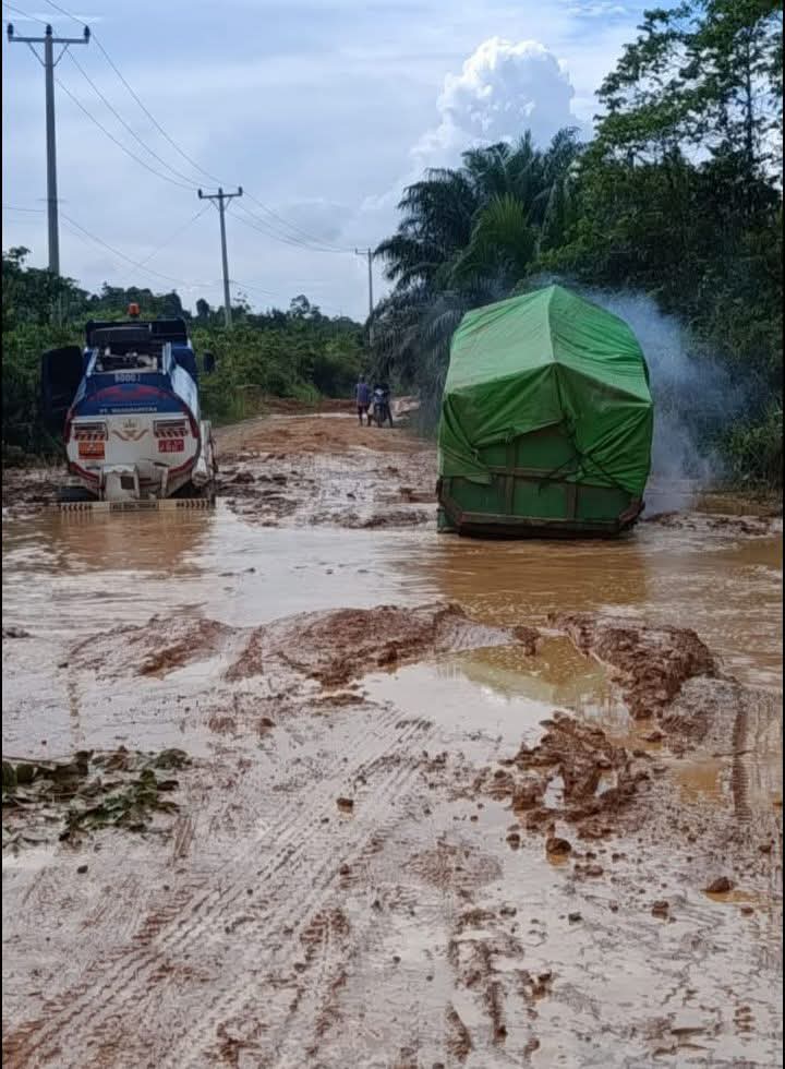 Urat Nadi Perbatasan Sekarat: Jalan Sintang–Ketungau Rusak Parah, Pemerintah Tutup Mata?
