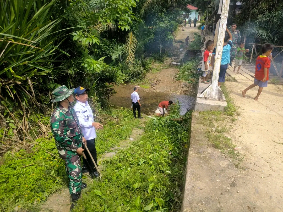 Camat Bilah Barat bersama TNI mudahkan akses masyarakat Perbaiki Titi Rambin Di Desa Tanjung Medan
