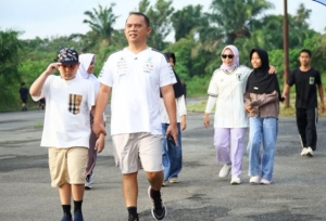 Keluarga besar Bupati Labuhanbatu Bersama dengan masyarakat jalan santai dan senam sehat  di eks Terminal jalan Bypass