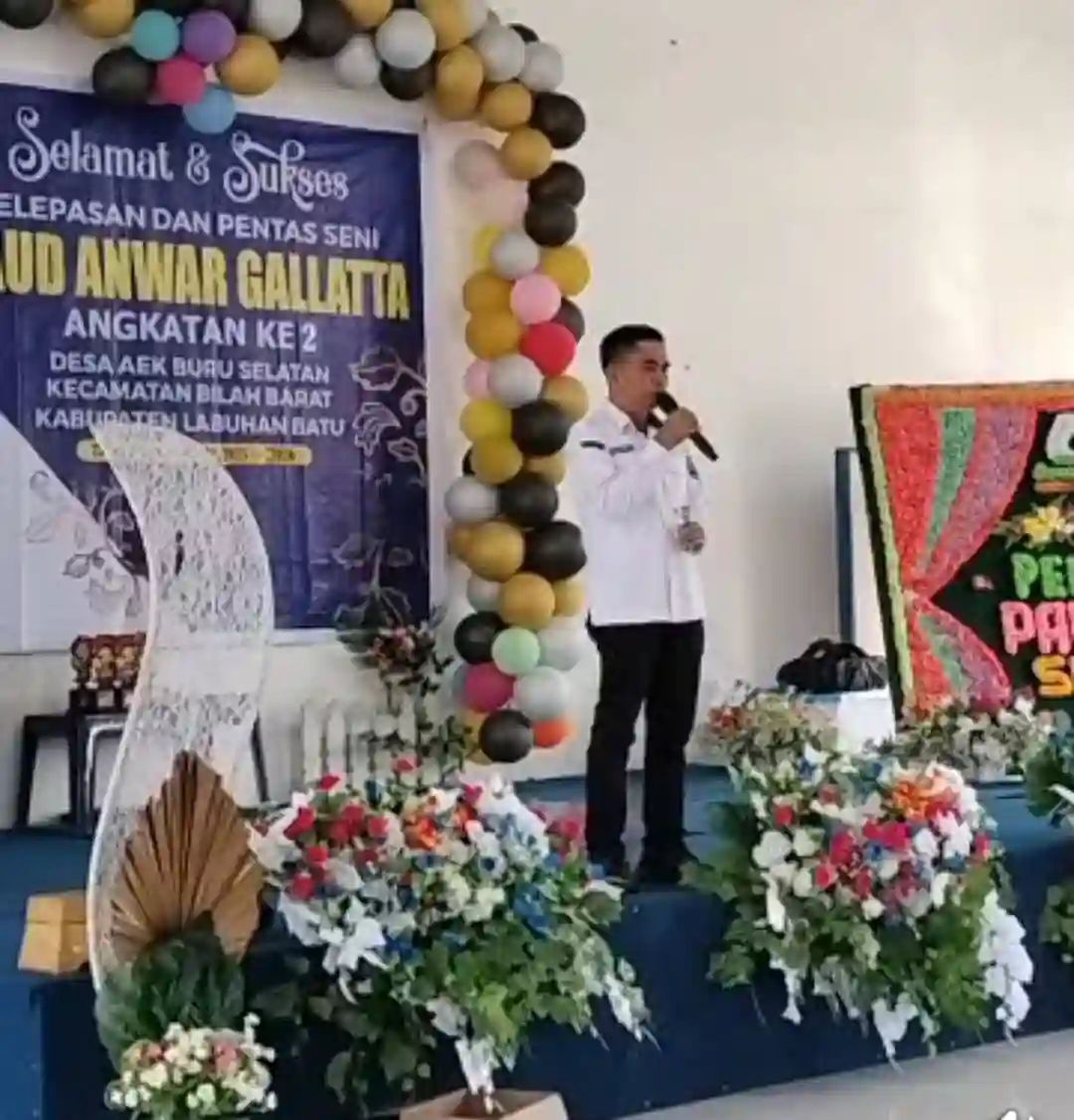Camat Bilah Barat ucapkan terimakasih kepada Dewan Guru di acara pelepasan Murid Paud Anwar Galata.