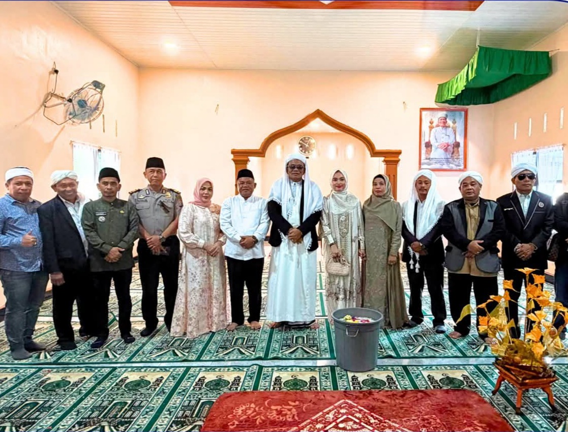 Wabup didampingi Ketua TP-PKK Labuhanbatu menghadiri sekaligus meresmikan Majelis Dzikir Daarul Istiqomah Thariqat Naqsyabandiyah Al-Kholidiyah Jalaliyah di Dusun Siluman.