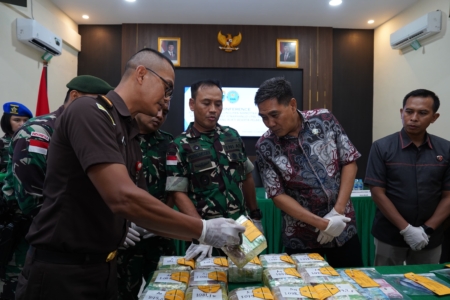 Gagalkan Peredaran Narkoba Skala Besar, Kodam XII/Tpr Amankan 21,4 Kg Sabu dan Serahkan WNA Malaysia ke BNNP Kalbar