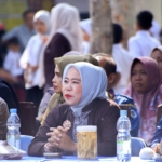 Ny. Hj. Wan Juma Sari Dewi Hadiri Acara Pentas Seni dan Pelepasan Siswa SDN 6 Rantau Utara