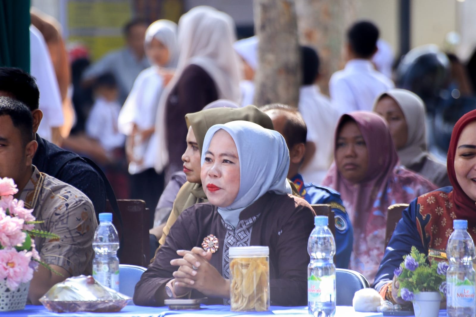 Ny. Hj. Wan Juma Sari Dewi Hadiri Acara Pentas Seni dan Pelepasan Siswa SDN 6 Rantau Utara